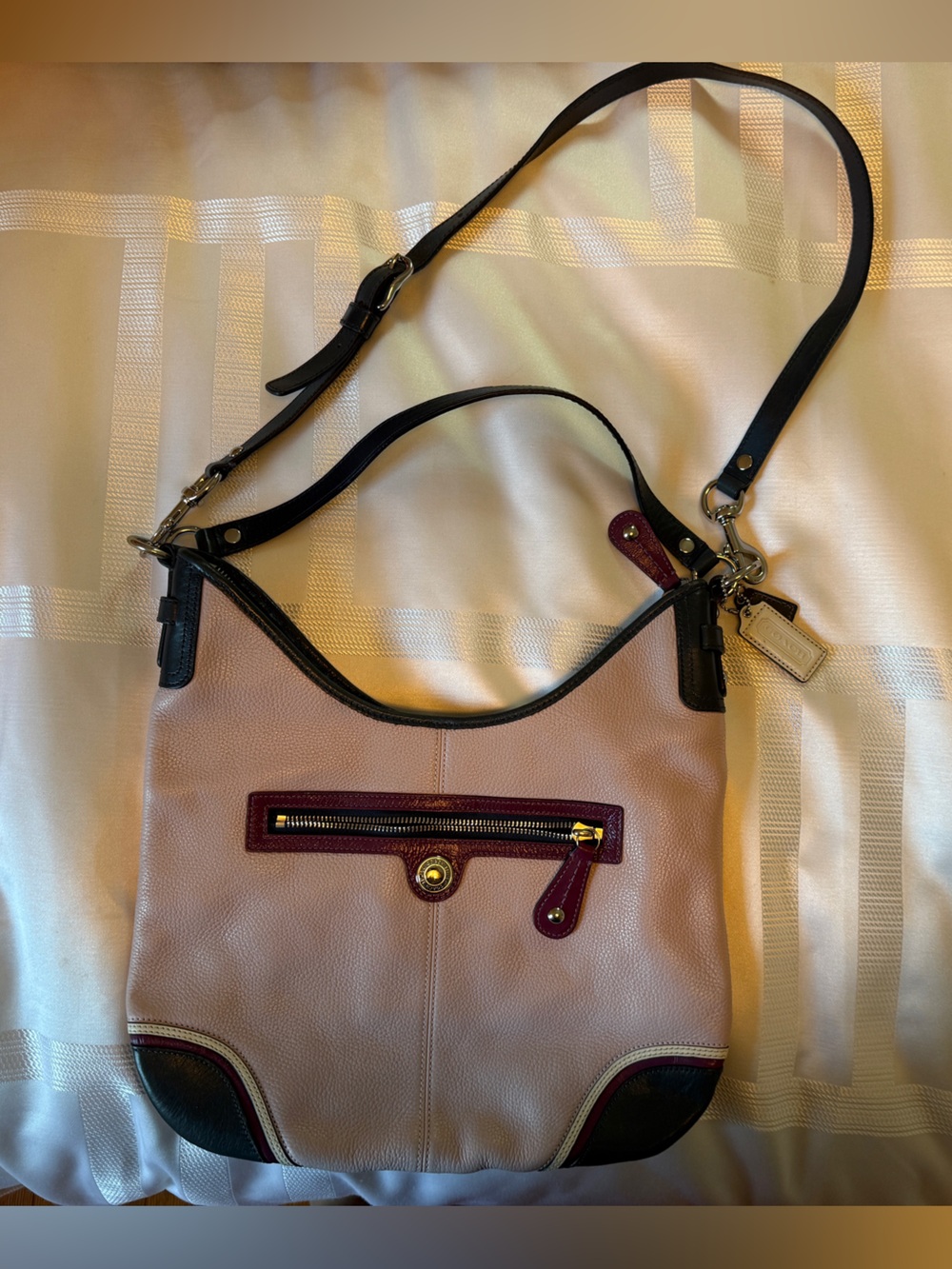 Excellent Condition, Coach Lavender Laura Pebbled Leather Crossbody F1071-F15148